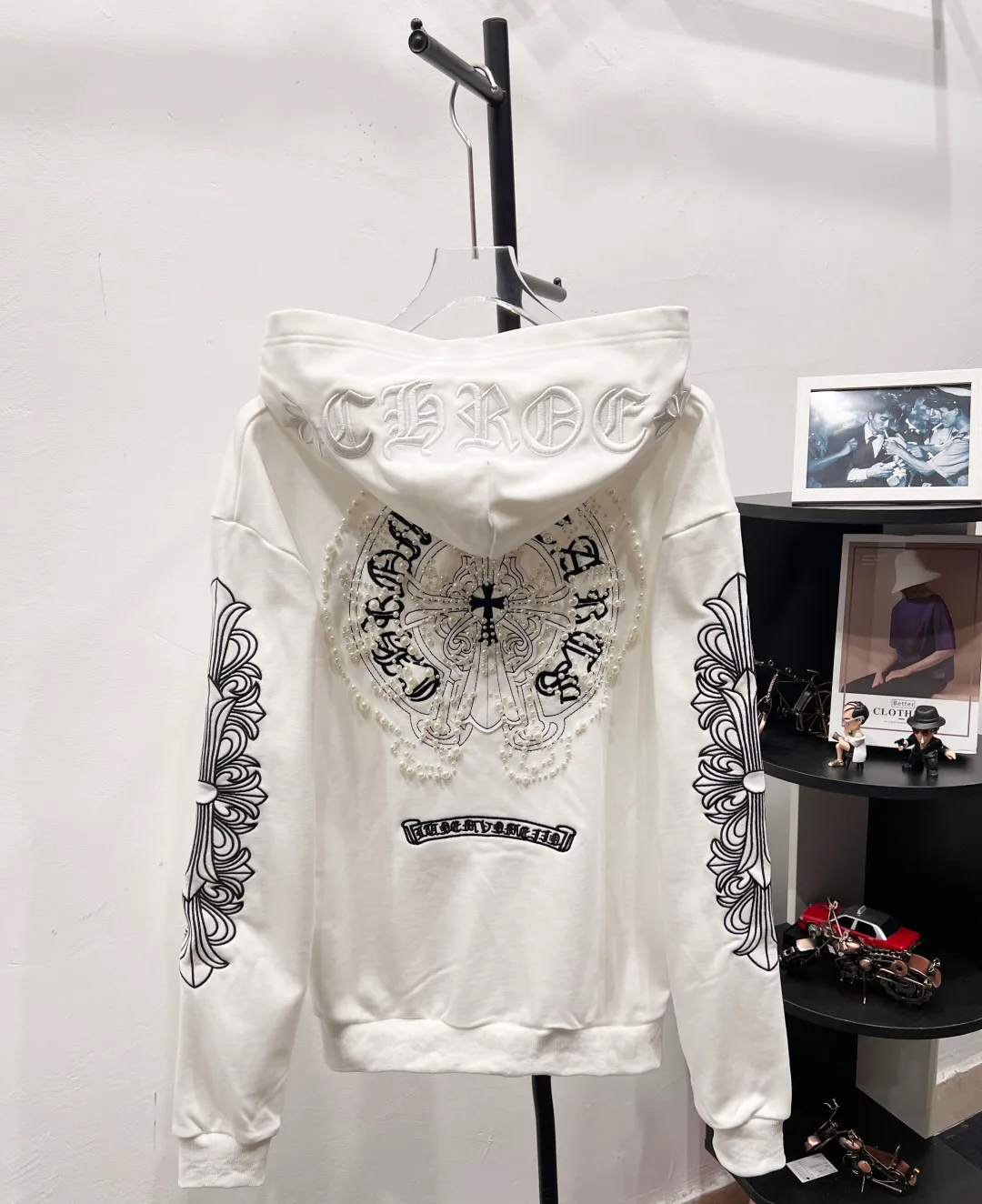 P320 Luxury 𝐂𝐡𝐫𝐨𝐦𝐞 𝐇𝐞𝐚𝐫𝐭𝐬/Cro Xin 2025 Pearl Cross Fully Embroidered New Original Counter High Street Style Jacket Top Version! Customized 420g heavyweight pure cotton fabric! High street style pearl cross all over embroidery + complex pattern embroidery on the sleeves + all embroidery is covered with rubber! Top products from the counter. The upper body is comfortable and textured. It has a low-key luxury feel. The outfit shows high-end taste. The large-cut tailoring is neat and elegant. The sophistication of the upper body is directly impressive👍High-end materials. High-quality cotton materials are selected✂️Outstanding quality. Special processing technology makes the body shape crisp and skin-friendly! No matter your figure, your upper body can instantly become a fashion icon, full of luxury. Accessories: Original molded leather collar label, authentic original hangtag + matching sling + 3D hanging beads + original packaging bag. Craftsmanship: The original version has consistent wiring! Detailed alignment process, highest degree of restoration! Multiple pattern making and debugging, 100% replica of the authentic quality! The correct version is the same for men and women. It is eye-catching, looks great and has full aura! Size: S M L Color: White Black